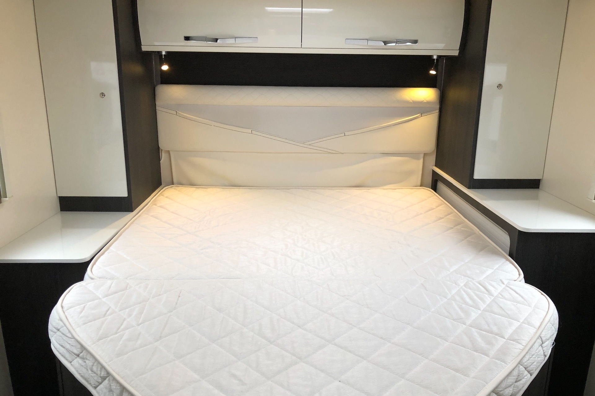 Motorhome rental with fixed Island bed